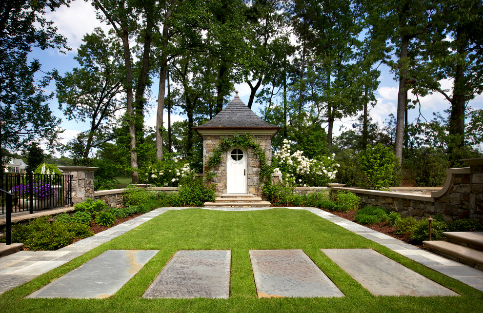 Klassischer Garten im Innenhof in Atlanta