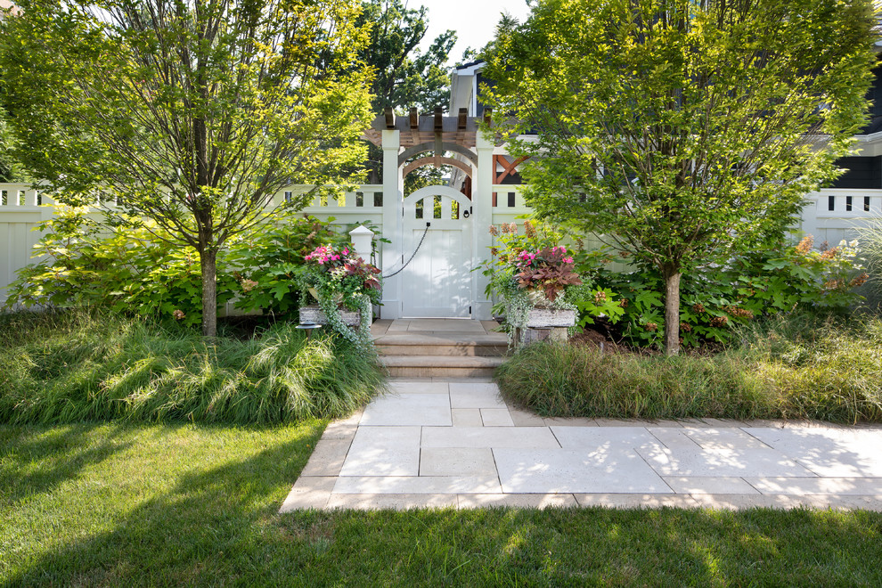 Idée de décoration pour un aménagement d'entrée ou allée de jardin tradition avec une exposition partiellement ombragée.