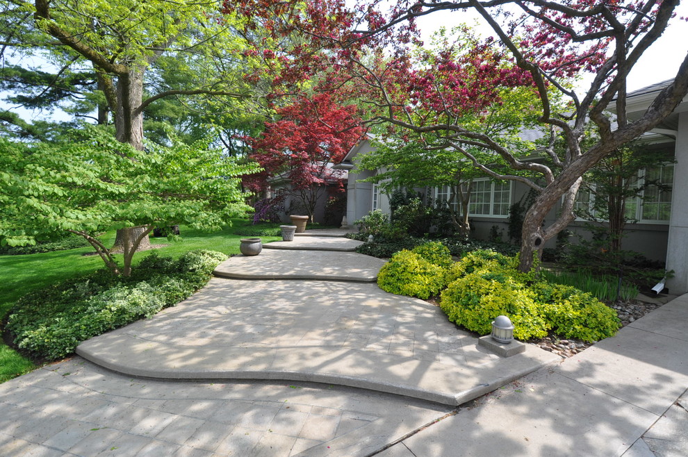Пример оригинального дизайна: участок и сад среднего размера на переднем дворе в классическом стиле с полуденной тенью