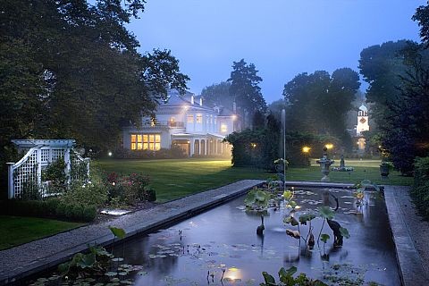 Cette photo montre un grand jardin arrière chic avec un point d'eau, une exposition partiellement ombragée et des pavés en pierre naturelle.