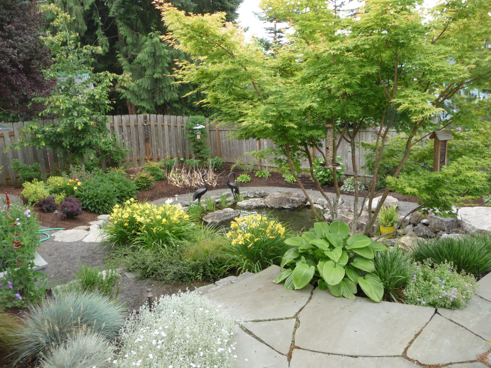 Пример оригинального дизайна: большой тенистый, весенний садовый фонтан на заднем дворе в стиле неоклассика (современная классика) с покрытием из каменной брусчатки
