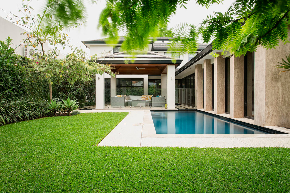 Immagine di un grande giardino xeriscape minimalista esposto in pieno sole dietro casa in estate con pavimentazioni in cemento
