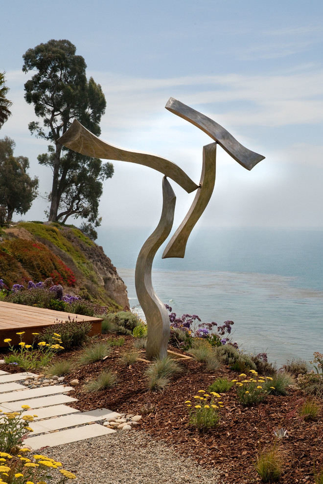 Idée de décoration pour un jardin arrière design avec une exposition ensoleillée et une terrasse en bois.