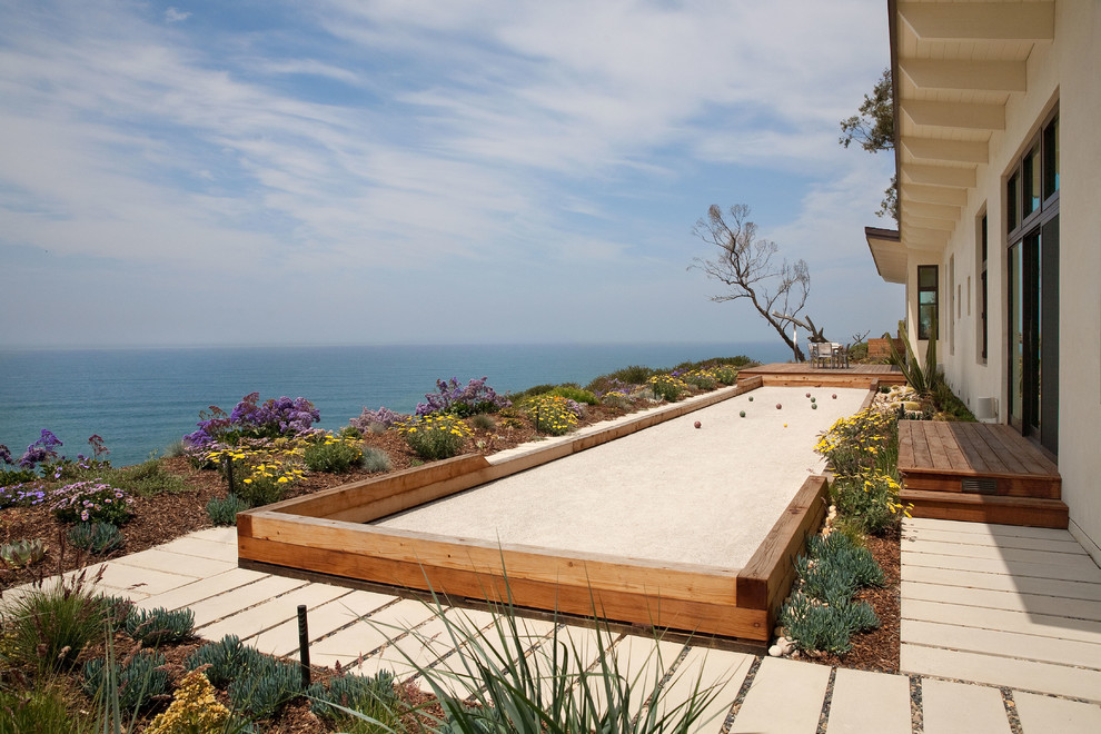 Mittelgroßer Maritimer Garten hinter dem Haus mit Sportplatz, direkter Sonneneinstrahlung und Betonboden in Santa Barbara