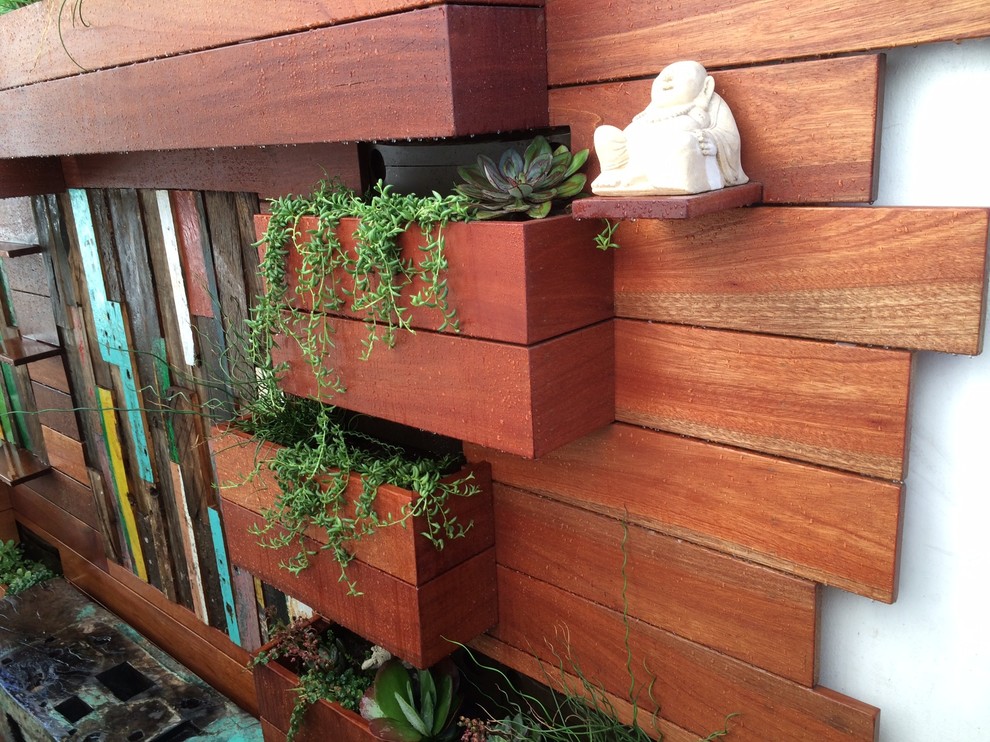 Стильный дизайн: летний засухоустойчивый сад среднего размера на боковом дворе в современном стиле с растениями в контейнерах, полуденной тенью и мощением тротуарной плиткой - последний тренд