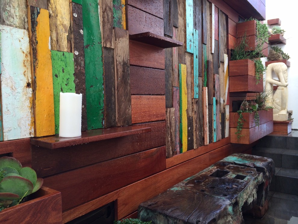 Design ideas for a contemporary landscaping in Los Angeles.