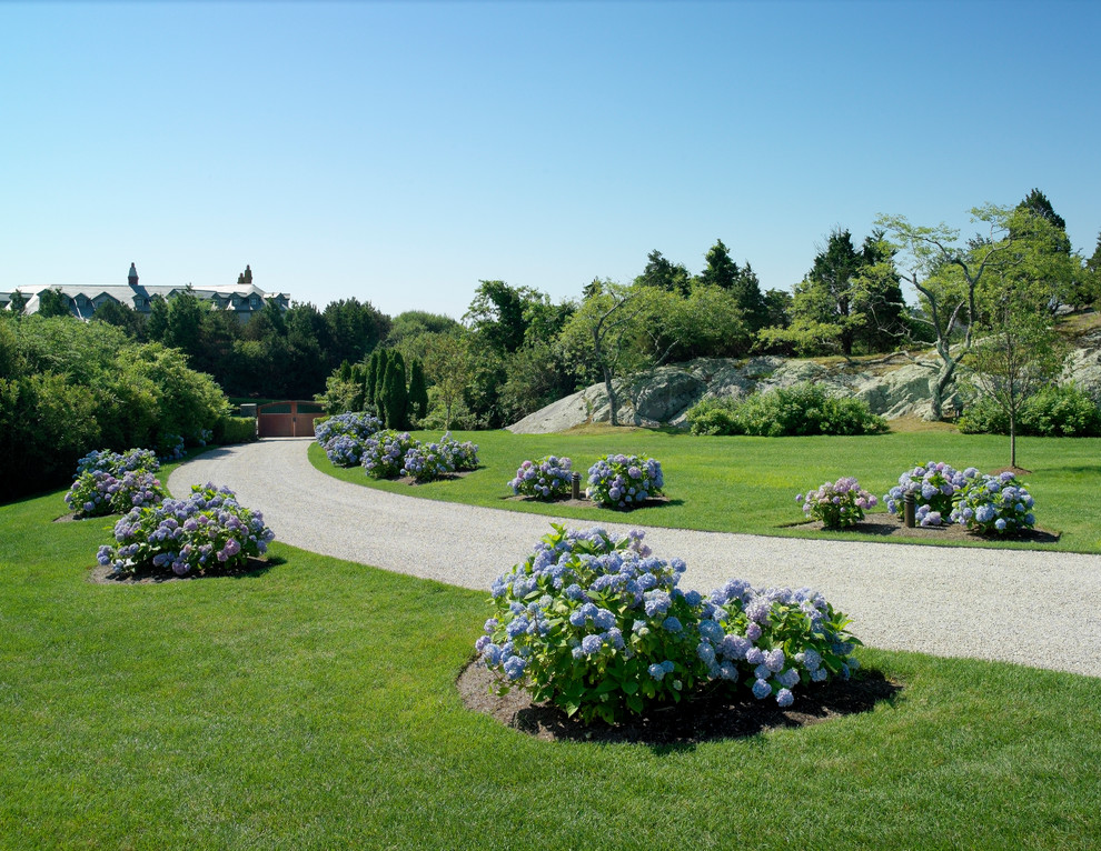 Klassischer Kiesgarten mit Auffahrt in Providence