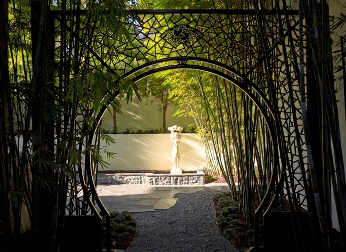 Geräumiger, Geometrischer, Schattiger Asiatischer Kiesgarten neben dem Haus in Miami