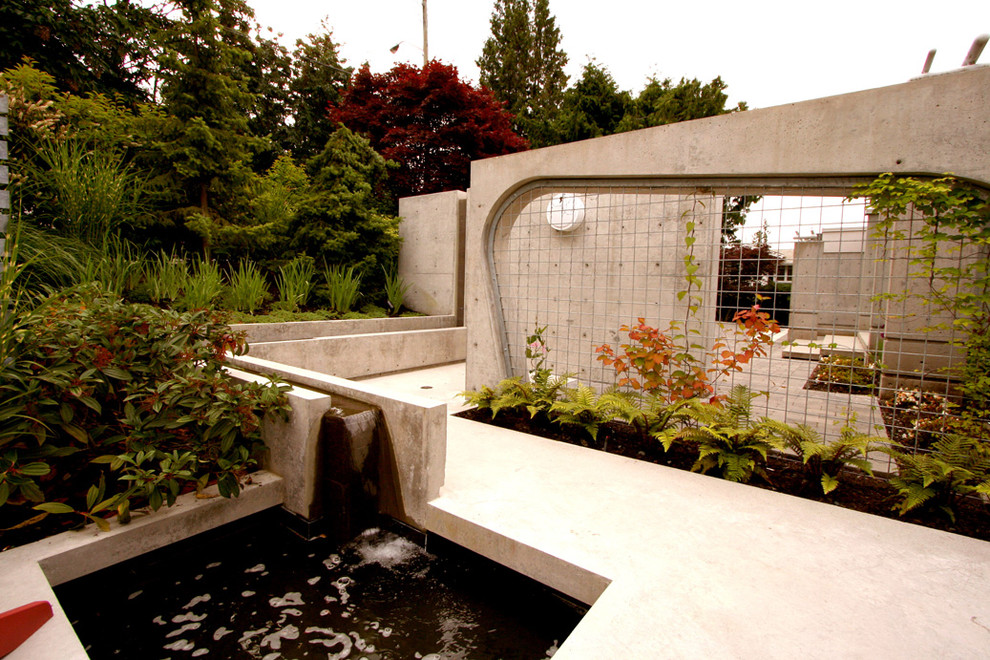 Moderner Garten im Innenhof mit Wasserspiel in Vancouver