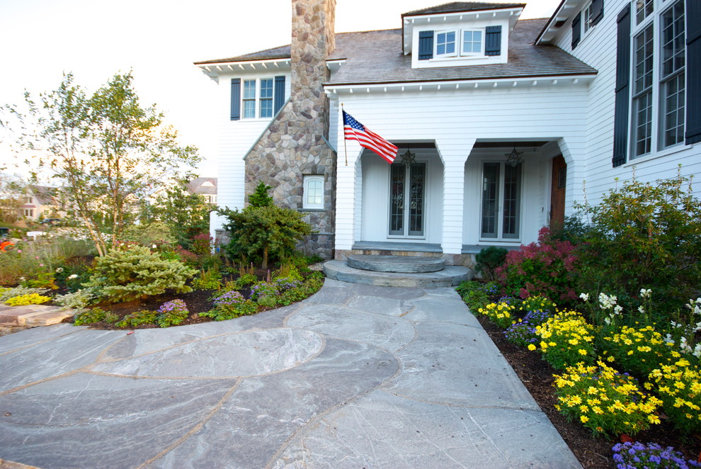 Immagine di un giardino formale stile marinaro esposto a mezz'ombra davanti casa e di medie dimensioni in autunno con un ingresso o sentiero e pavimentazioni in pietra naturale