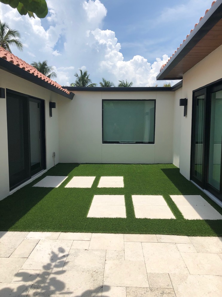 Inspiration for a modern garden in Miami.