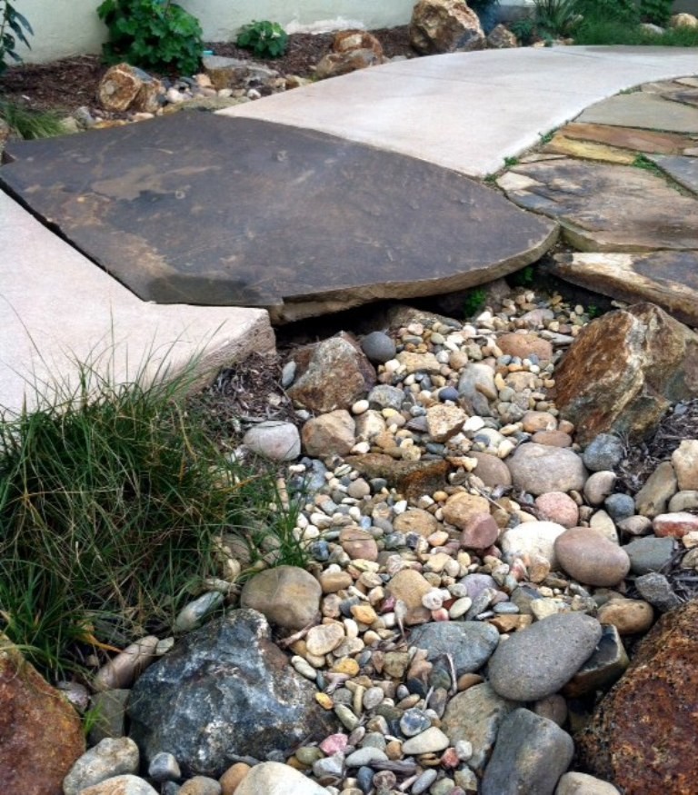 На фото: участок и сад в классическом стиле с садовой дорожкой или калиткой и покрытием из каменной брусчатки с
