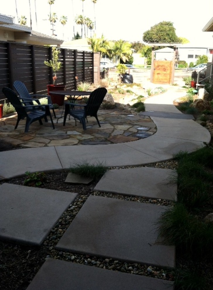 Ispirazione per un piccolo giardino chic esposto a mezz'ombra davanti casa con un ingresso o sentiero e pavimentazioni in cemento