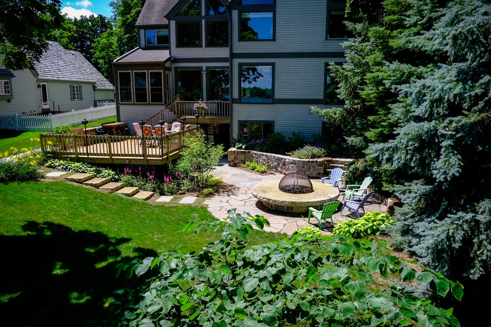 Réalisation d'un jardin design de taille moyenne avec un foyer extérieur et des pavés en pierre naturelle.