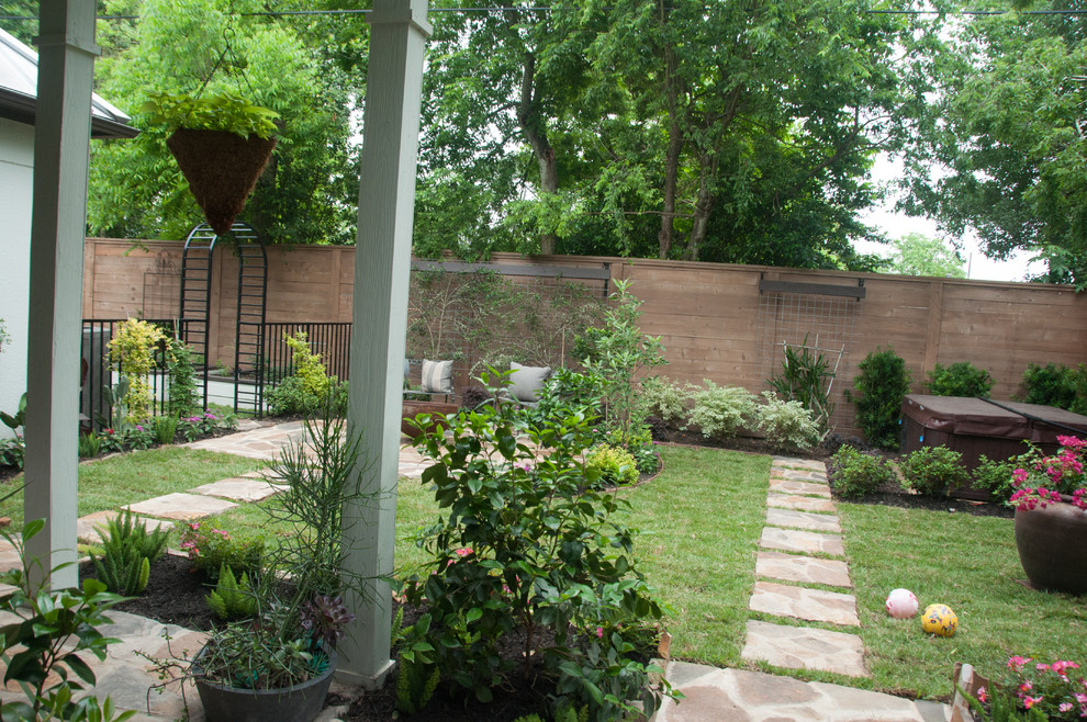 Photo of a modern garden in Houston.