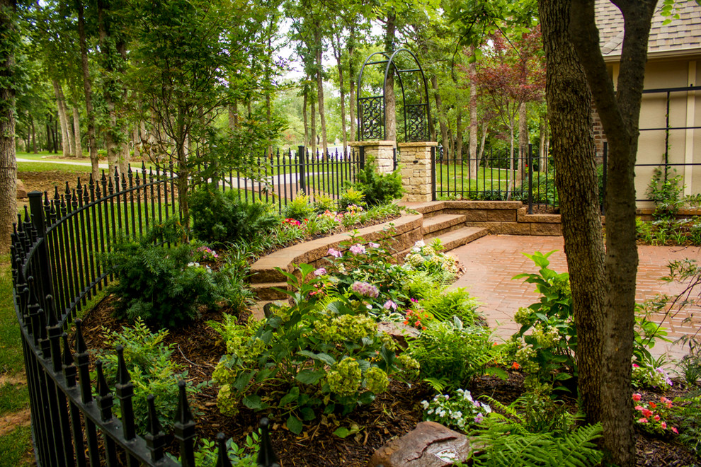 Mittelgroßer, Schattiger Garten mit Pflastersteinen in Oklahoma City