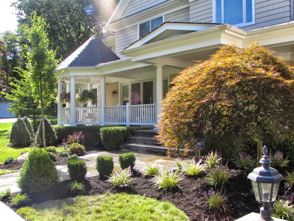 Inspiration for a mid-sized traditional full sun front yard mulch landscaping in New York.