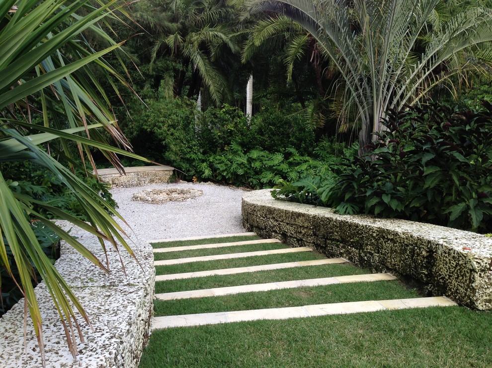 На фото: участок и сад в классическом стиле с местом для костра с