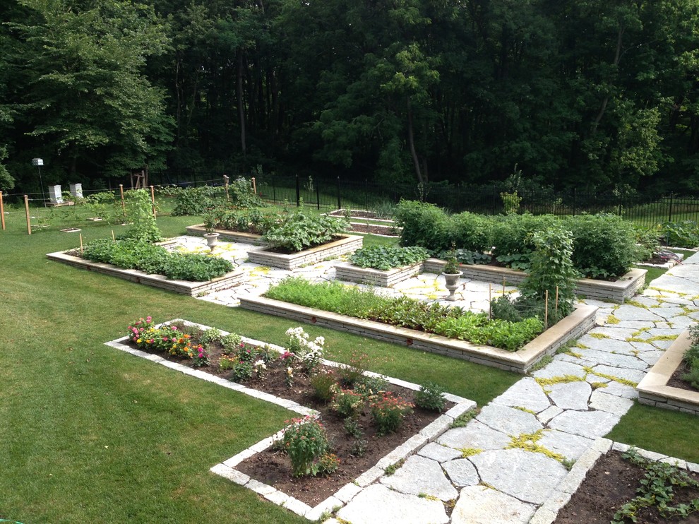 Immagine di un giardino tradizionale esposto in pieno sole di medie dimensioni e dietro casa in estate con pavimentazioni in pietra naturale