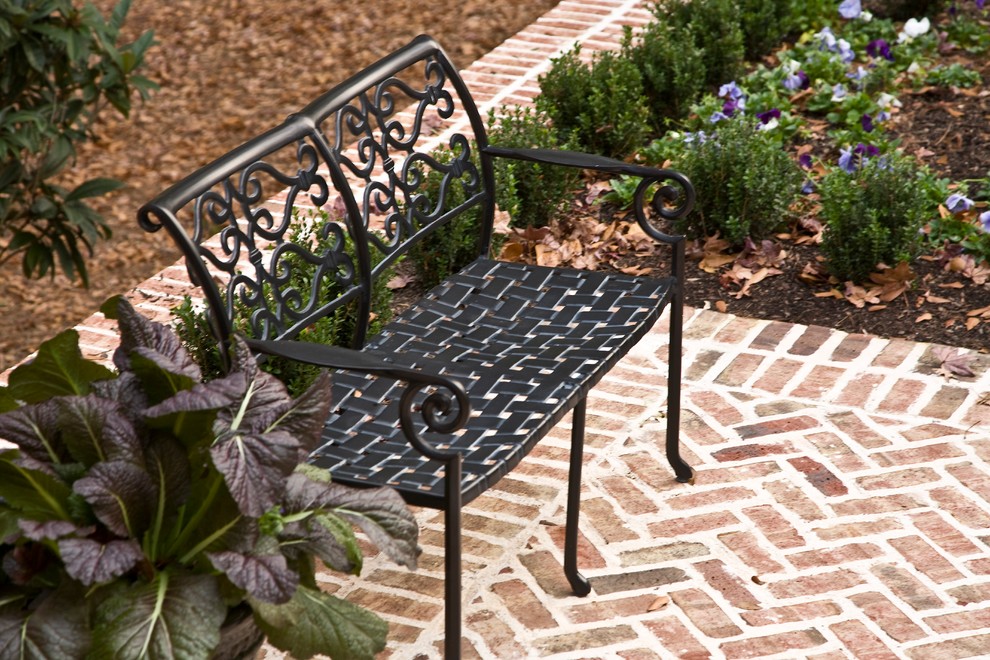 Imagen de acceso privado tradicional de tamaño medio en patio trasero con jardín de macetas, adoquines de ladrillo y exposición total al sol