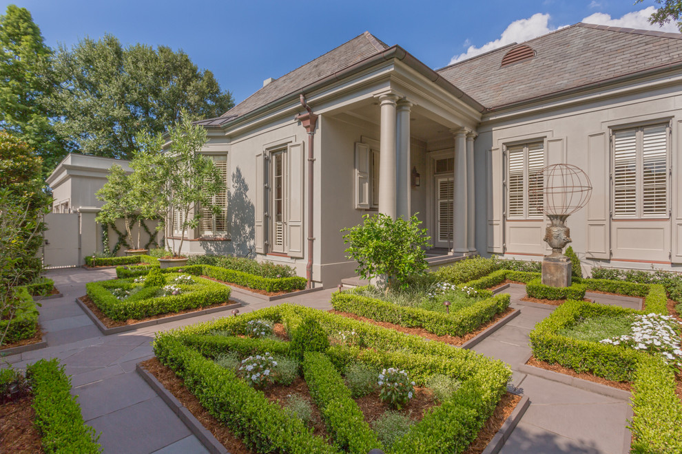 Geometrischer Klassischer Gartenweg mit direkter Sonneneinstrahlung in New Orleans