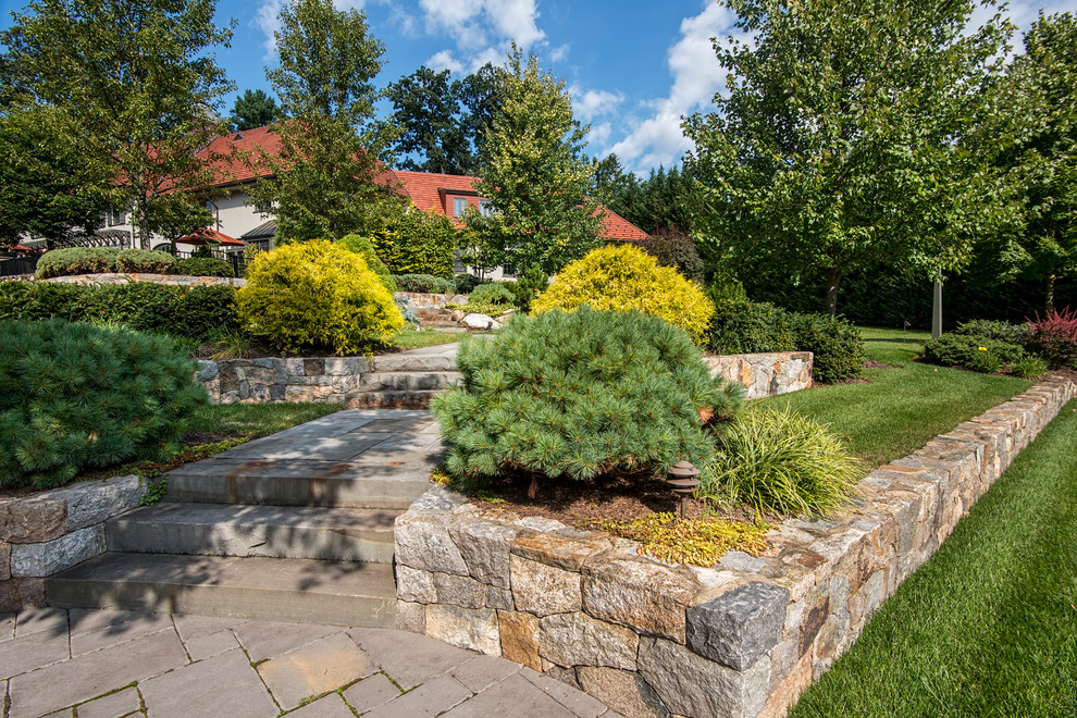 Diseño de camino de jardín clásico grande en otoño en patio trasero con exposición parcial al sol y adoquines de piedra natural