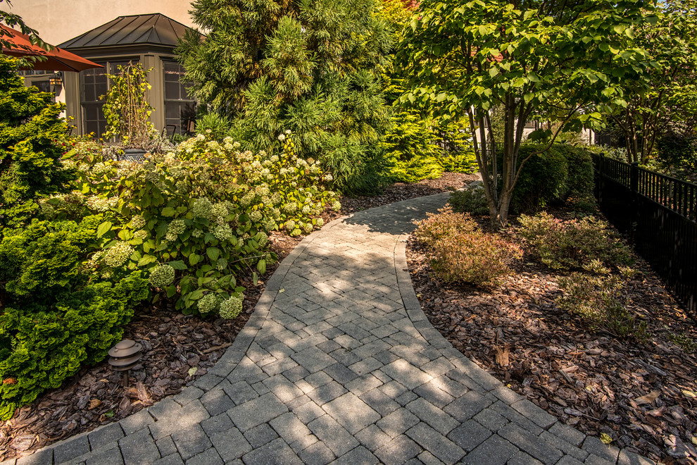 Ispirazione per un grande giardino chic esposto a mezz'ombra dietro casa in estate con un ingresso o sentiero e pavimentazioni in cemento