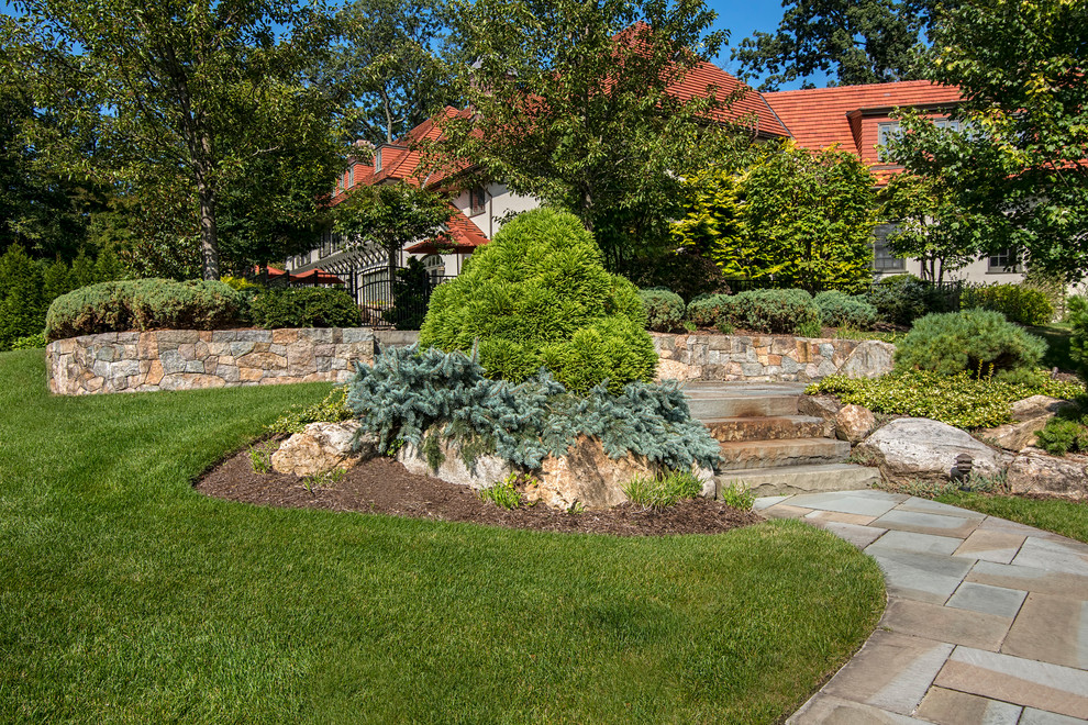 Пример оригинального дизайна: большой осенний участок и сад на заднем дворе в классическом стиле с подпорной стенкой, полуденной тенью и покрытием из каменной брусчатки