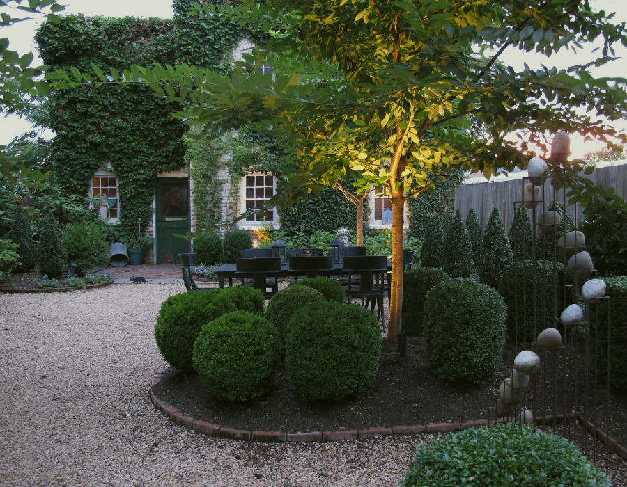 Mittelgroßer Moderner Garten im Innenhof mit Auffahrt in Washington, D.C.