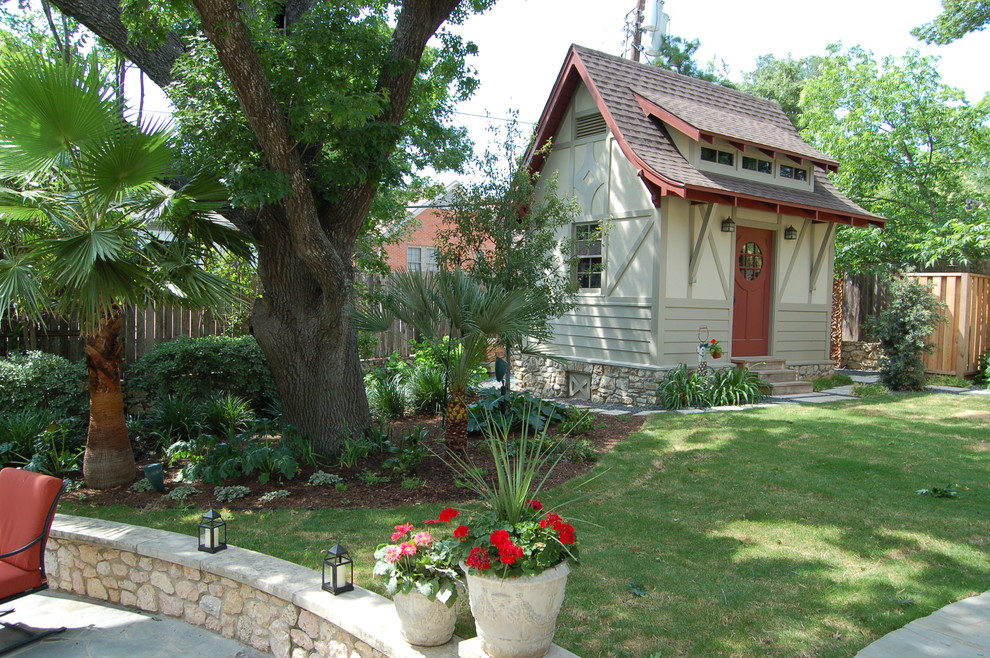 Design ideas for a traditional landscaping in Austin.