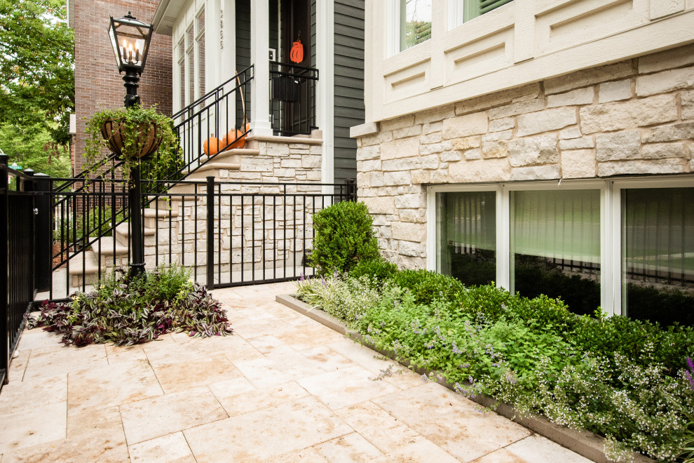 Inspiration for a small traditional full sun front yard stone landscaping in Chicago for summer.