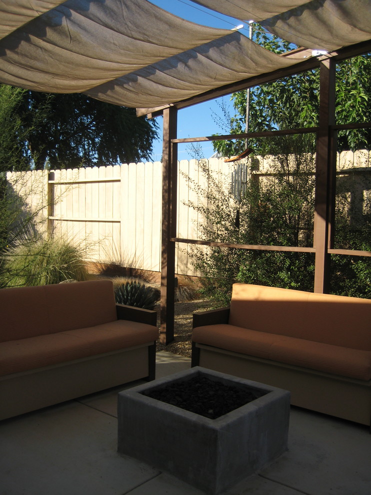 Esempio di un piccolo giardino xeriscape moderno esposto in pieno sole dietro casa