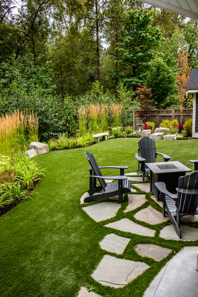 Foto de jardín contemporáneo de tamaño medio en patio trasero con adoquines de piedra natural