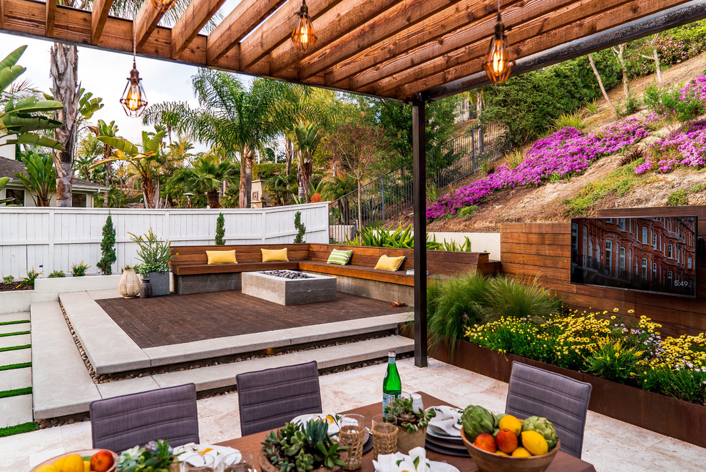 Design ideas for a mid-sized contemporary full sun backyard concrete paver landscaping in San Diego for spring.