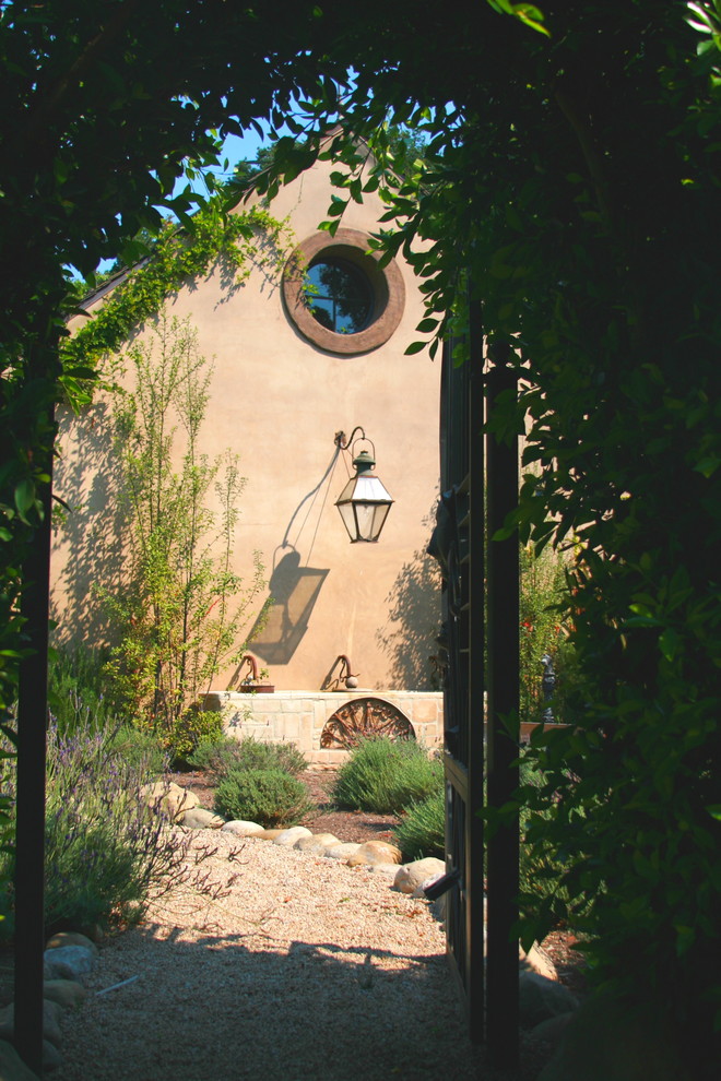 サンタバーバラにある地中海スタイルのおしゃれな庭 (砂利舗装) の写真