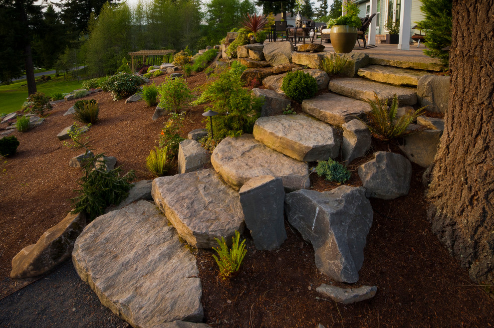 Photo of a traditional landscaping in Portland.