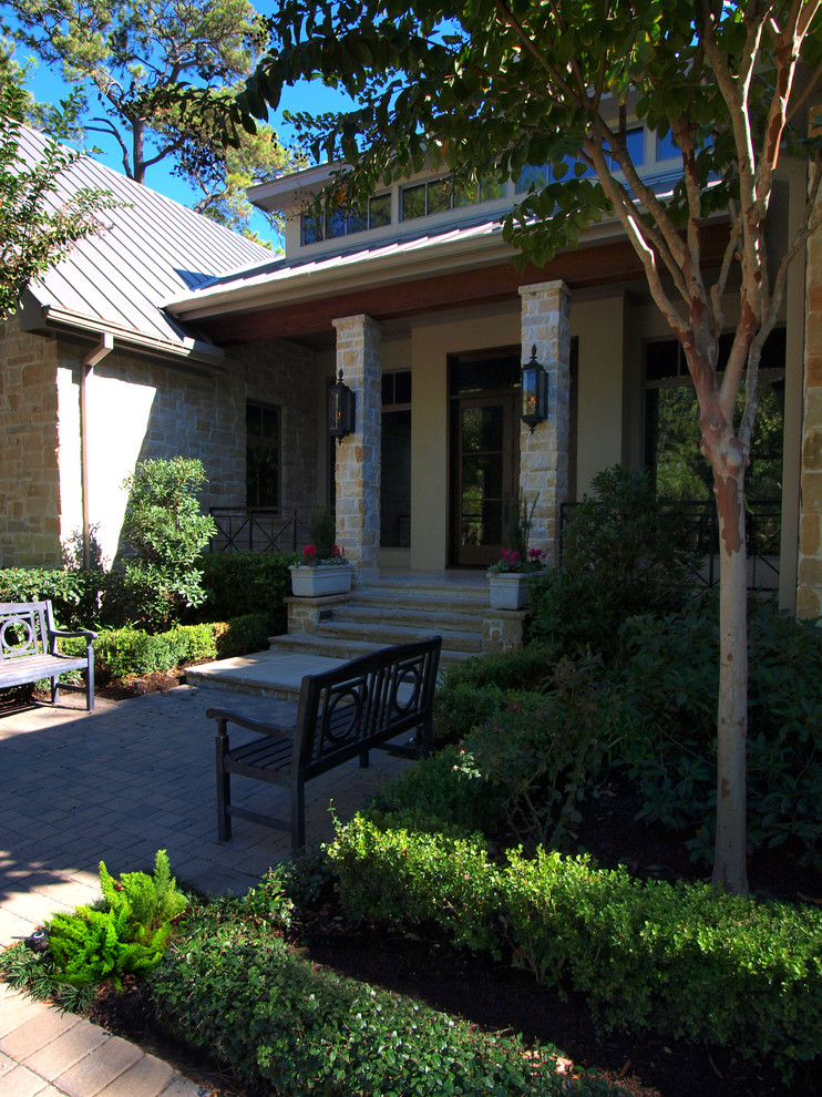 ヒューストンにある中くらいなトラディショナルスタイルのおしゃれな前庭 (半日向、レンガ敷き、階段) の写真