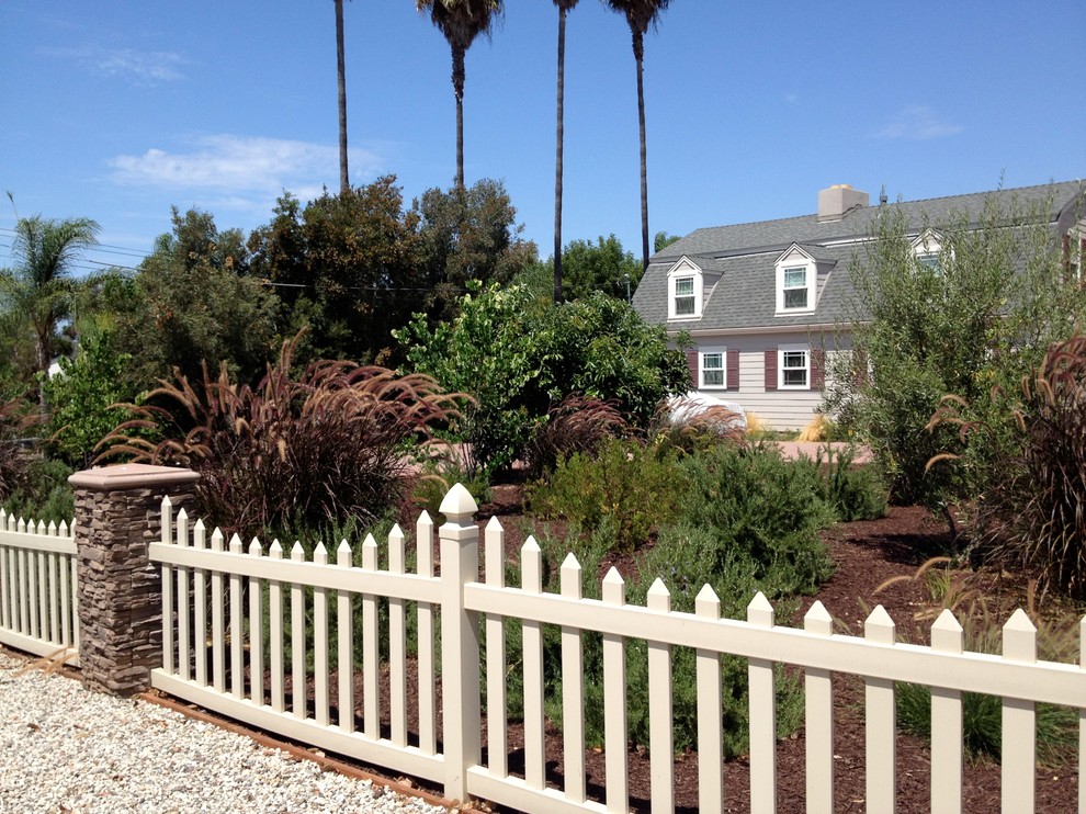 Photo of a mid-sized contemporary full sun front yard mulch driveway in San Diego.