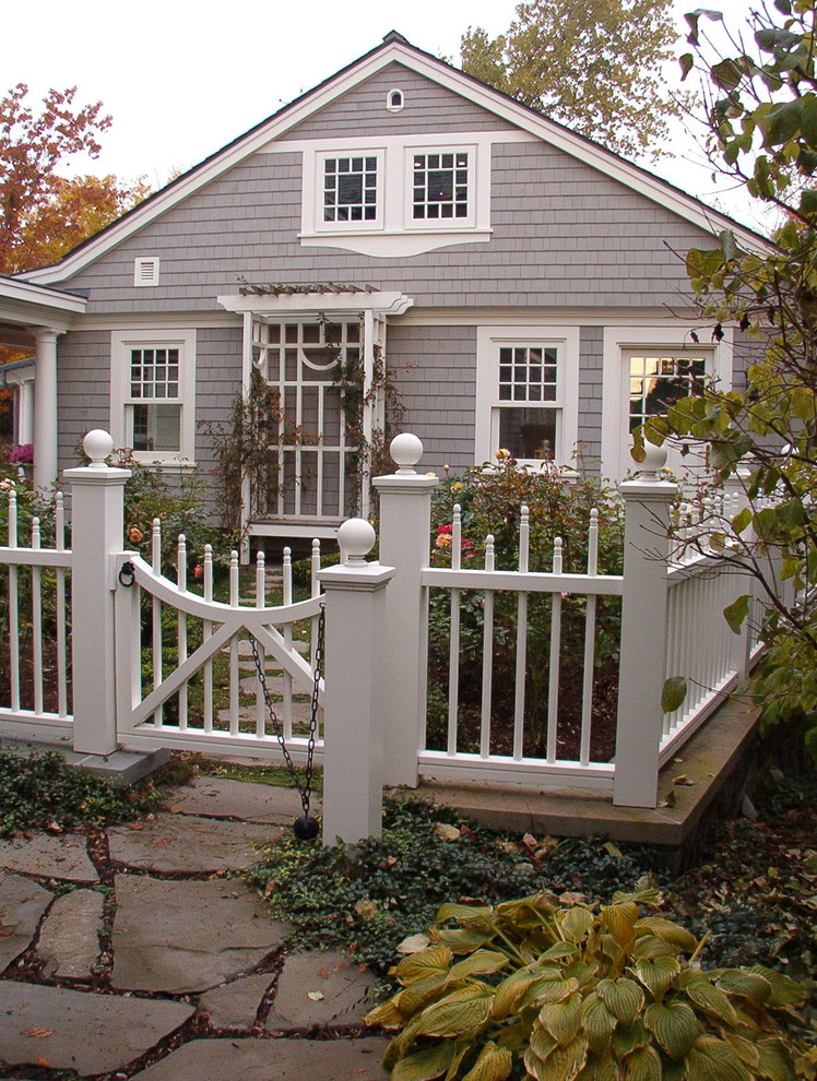 Стильный дизайн: участок и сад среднего размера на заднем дворе в классическом стиле с покрытием из каменной брусчатки - последний тренд