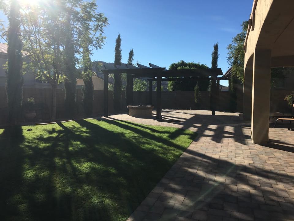 Esempio di un grande giardino formale stile rurale in ombra dietro casa in estate con un focolare e pavimentazioni in pietra naturale
