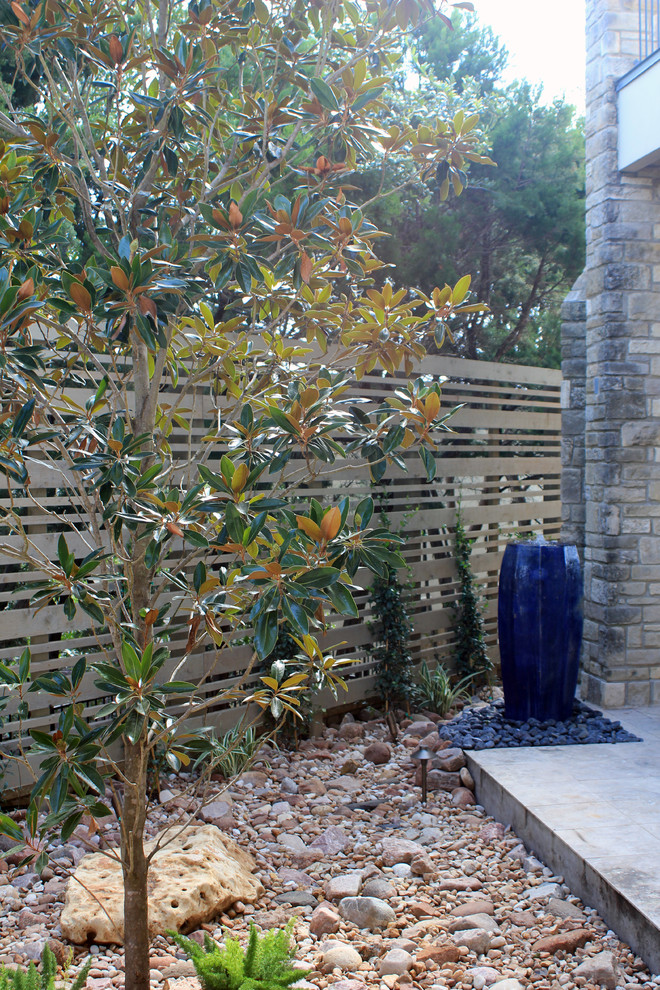 Modelo de jardín minimalista pequeño en patio con fuente y gravilla
