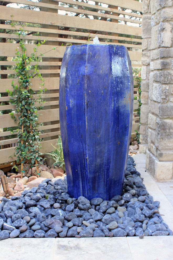 Design ideas for a small modern courtyard gravel water fountain landscape in Austin.