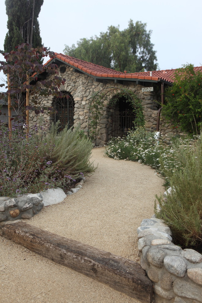 Inspiration for a rustic drought-tolerant and full sun side yard stone garden path in Los Angeles.