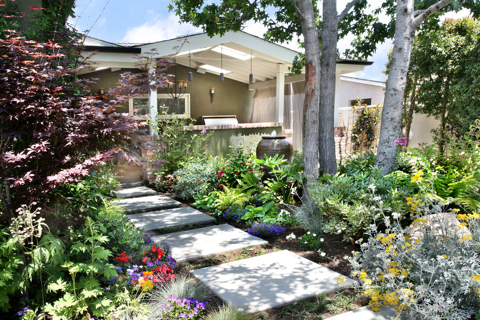 Großer, Schattiger, Geometrischer Klassischer Garten hinter dem Haus mit Wasserspiel und Betonboden in Orange County