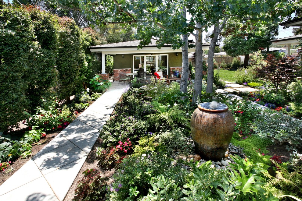 Großer, Geometrischer, Halbschattiger Klassischer Garten hinter dem Haus mit Wasserspiel und Betonboden in Orange County