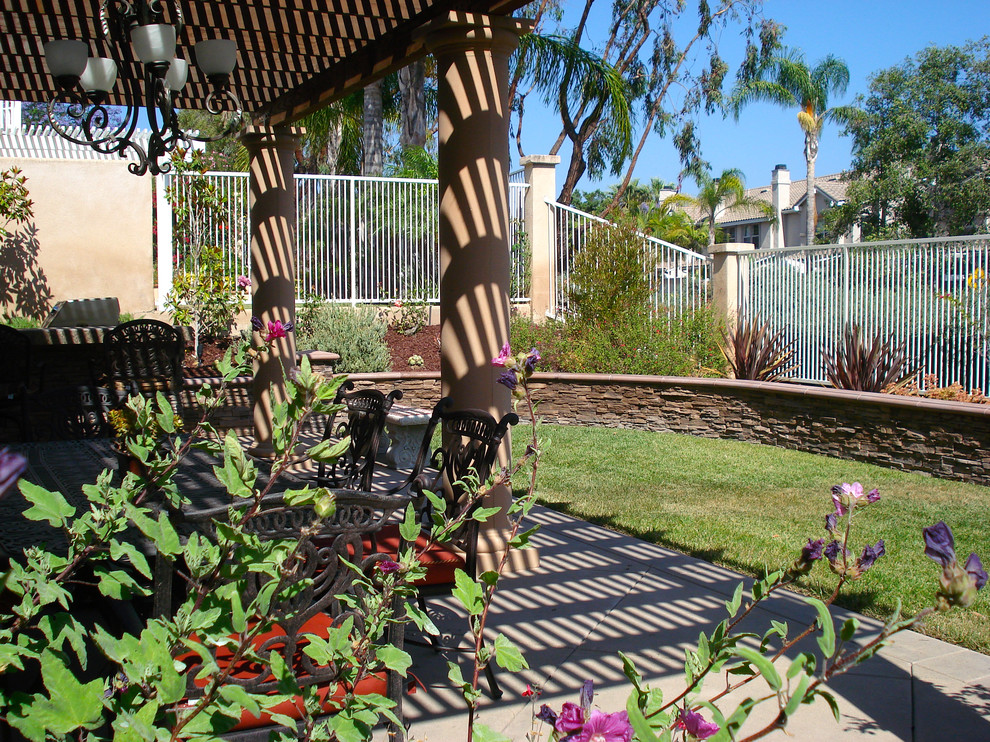 Inspiration för mellanstora medelhavsstil bakgårdar i full sol som tål torka, med en stödmur