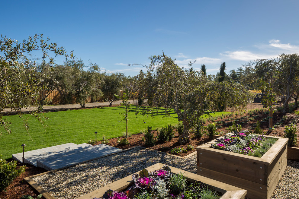 Foto de jardín de estilo de casa de campo extra grande en patio lateral con huerto, exposición total al sol, gravilla y jardín francés