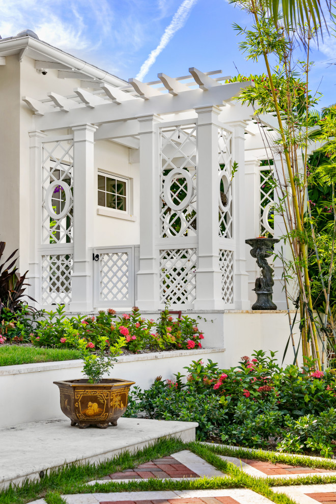 Immagine di un giardino formale stile marino esposto a mezz'ombra di medie dimensioni e in cortile in primavera con un giardino in vaso e pavimentazioni in mattoni