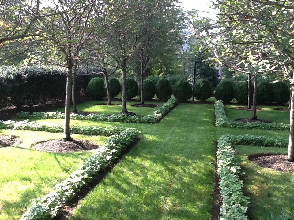 Diseño de camino de jardín tradicional grande en primavera en patio trasero con exposición reducida al sol, mantillo y jardín francés