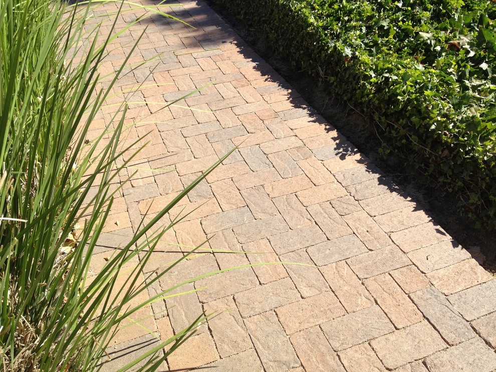 Aménagement d'un aménagement d'entrée ou allée de jardin avant classique avec des pavés en béton.
